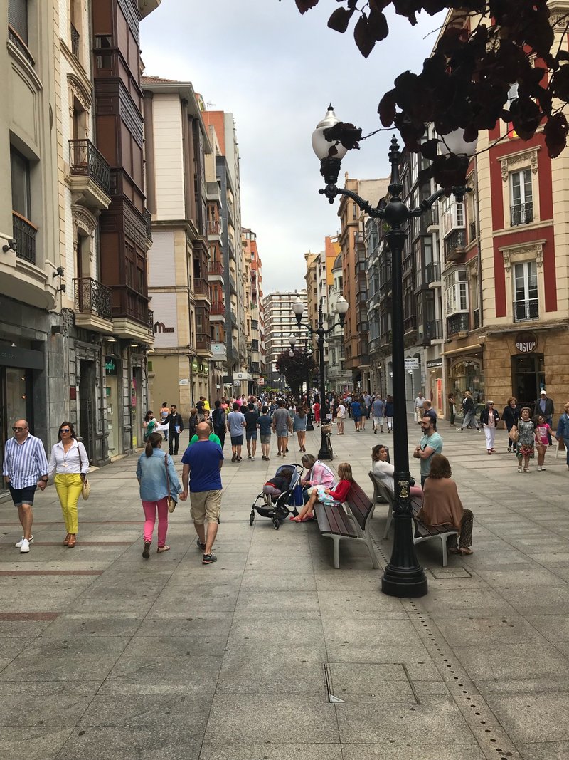 Pedestrian shopping street in Gijón